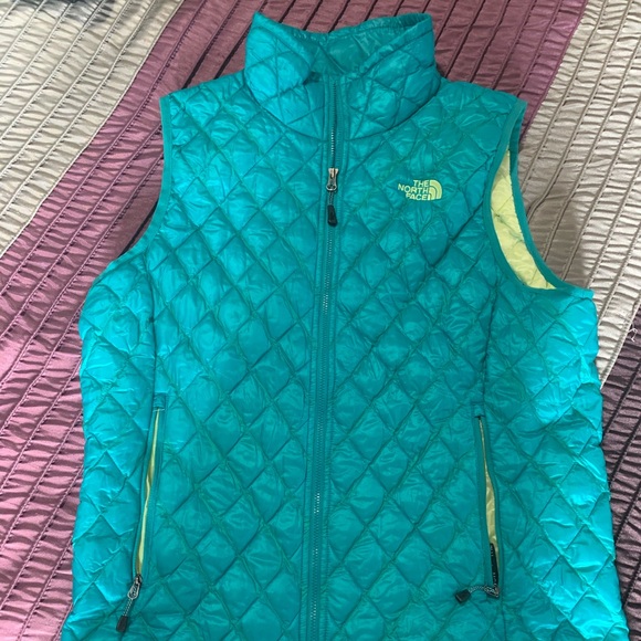 the north face women's thermoball vest
